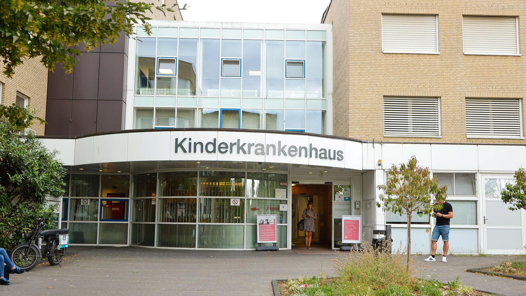 Das Foto zeigt den Eingangsbereich des Kinderkrankenhauses.