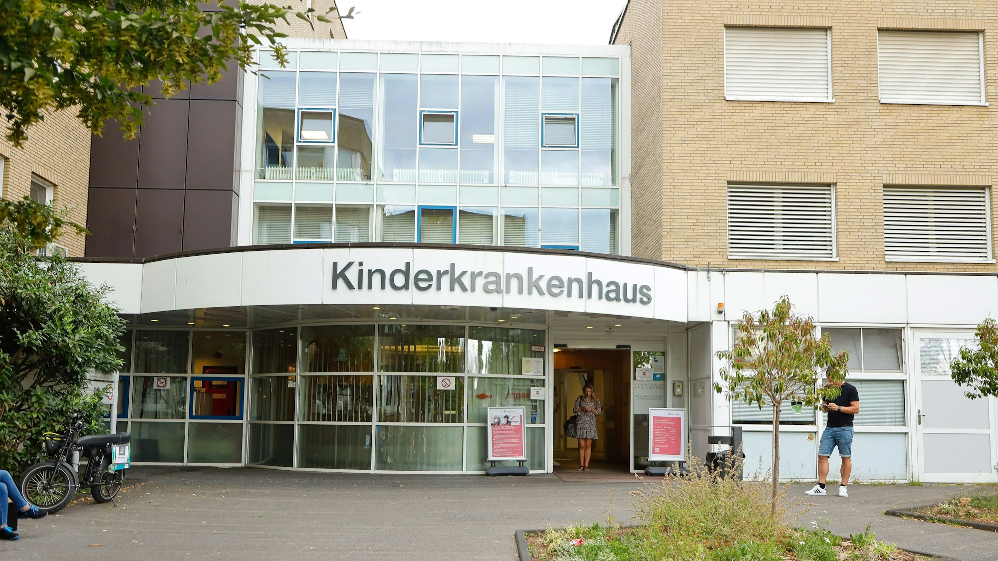 Das Foto zeigt den Eingangsbereich des Kinderkrankenhauses.
