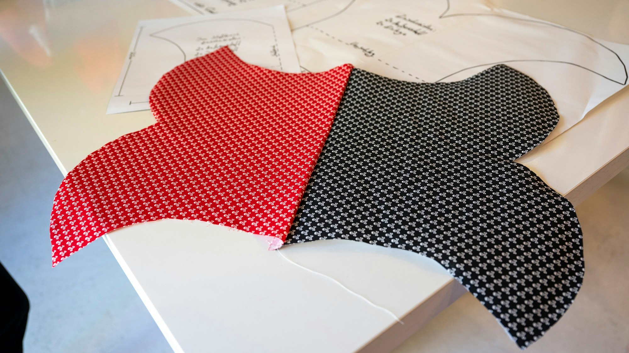 Innen- und Außenseite werden aneinander genäht.