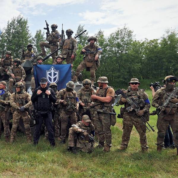 Der russische Neonazi Denis Nikitin (M., schwarze Kleidung) im Gespräch mit Pressevertretern. Im „Guardian“ hat er sich nun zu den Einsätzen seines „Russischen Freiwilligenkorps“ in russischen Grenzregionen geäußert.