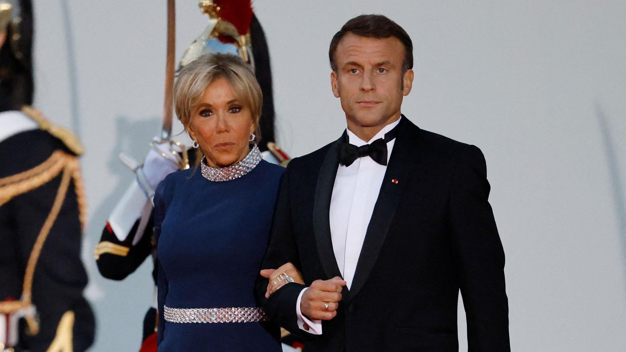 Brigitte und Emmanuel Macron auf dem roten Teppich.