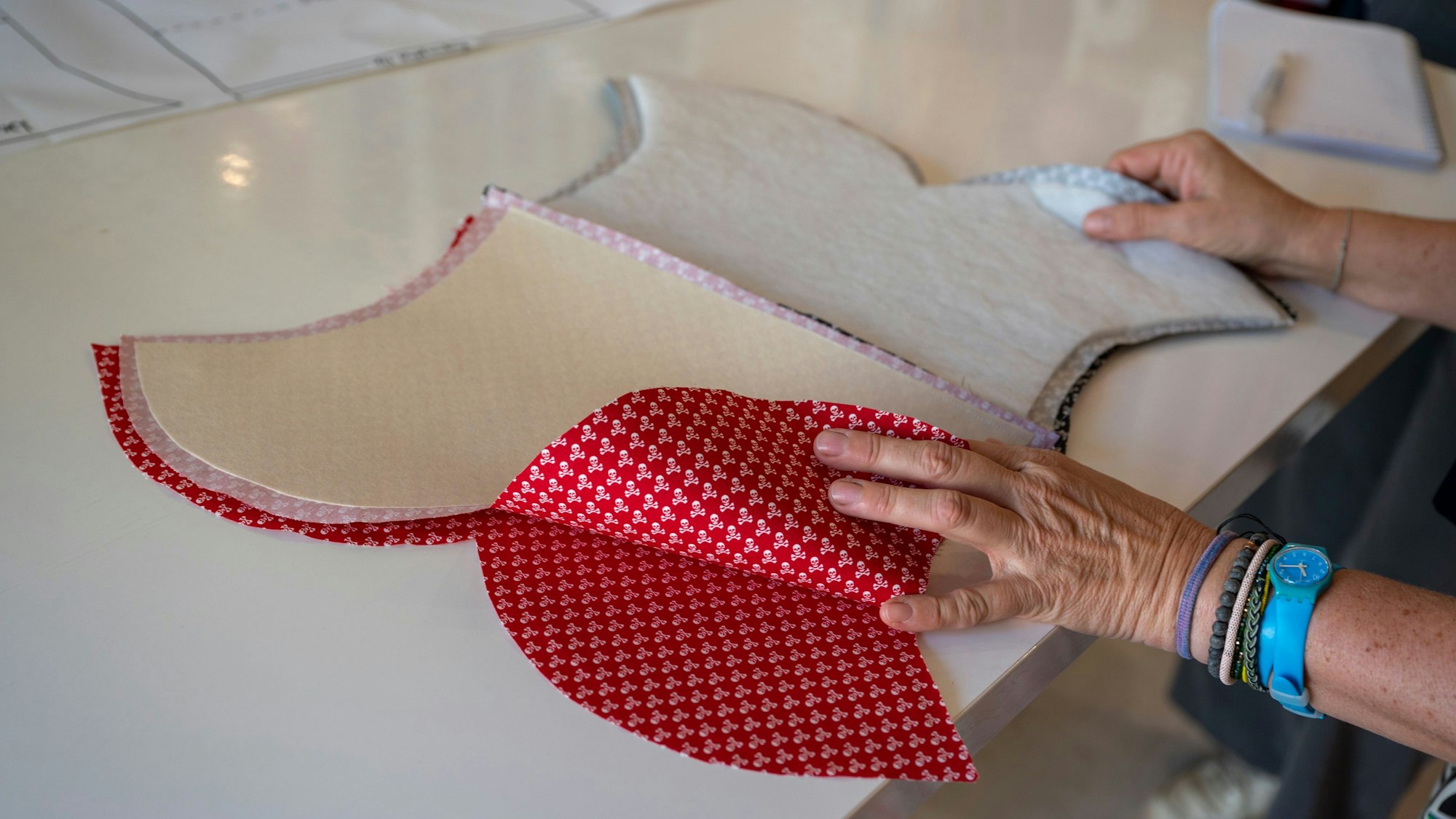 Die Stoffstücke liegen jetzt Farbe auf Farbe aufeinander.