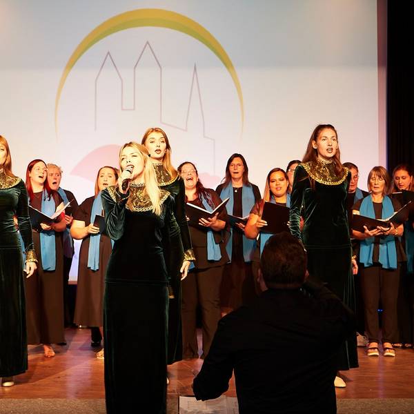 Die beiden Chöre singen gemeinsam auf der Bühne.