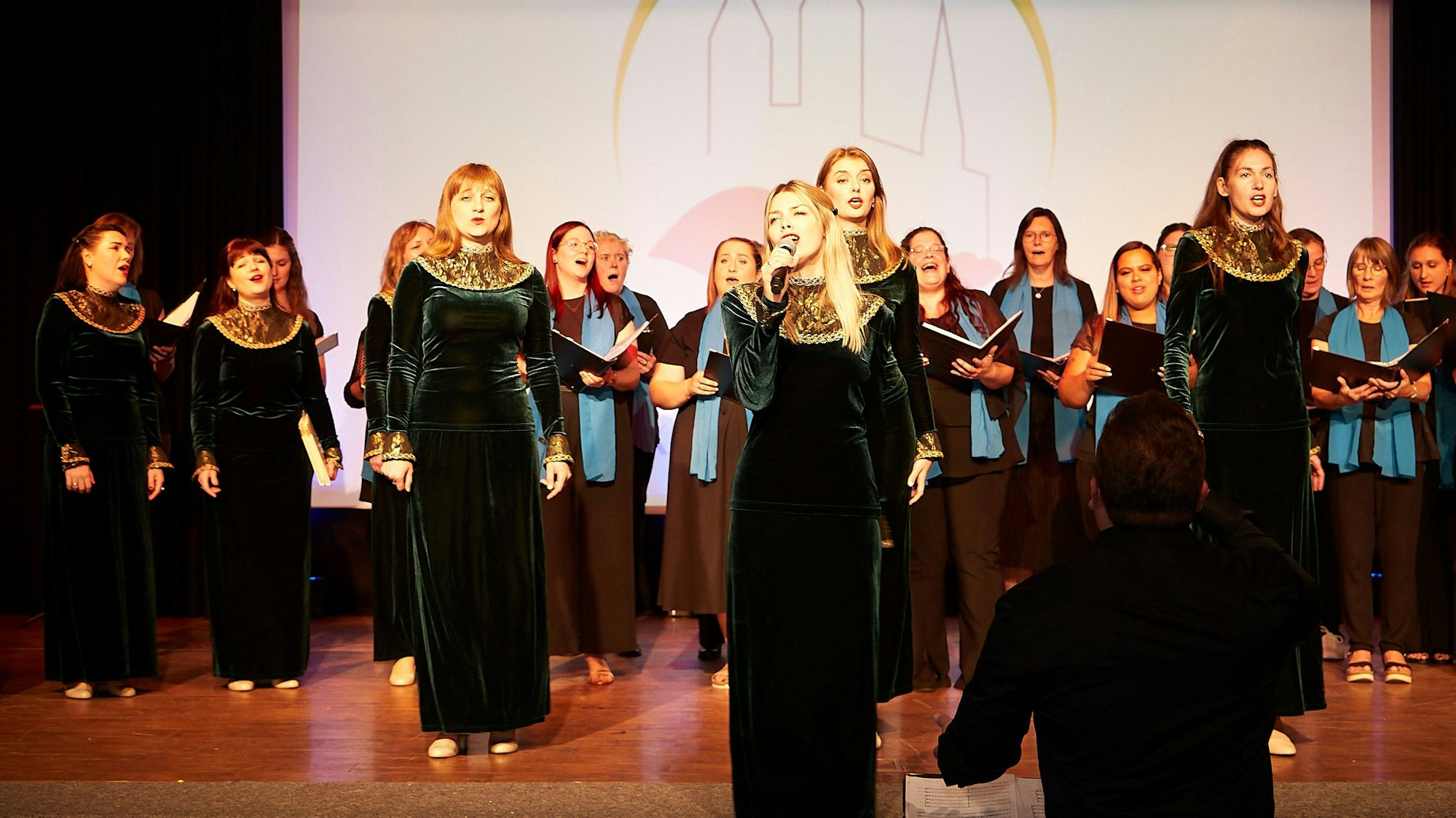 Die beiden Chöre singen gemeinsam auf der Bühne.