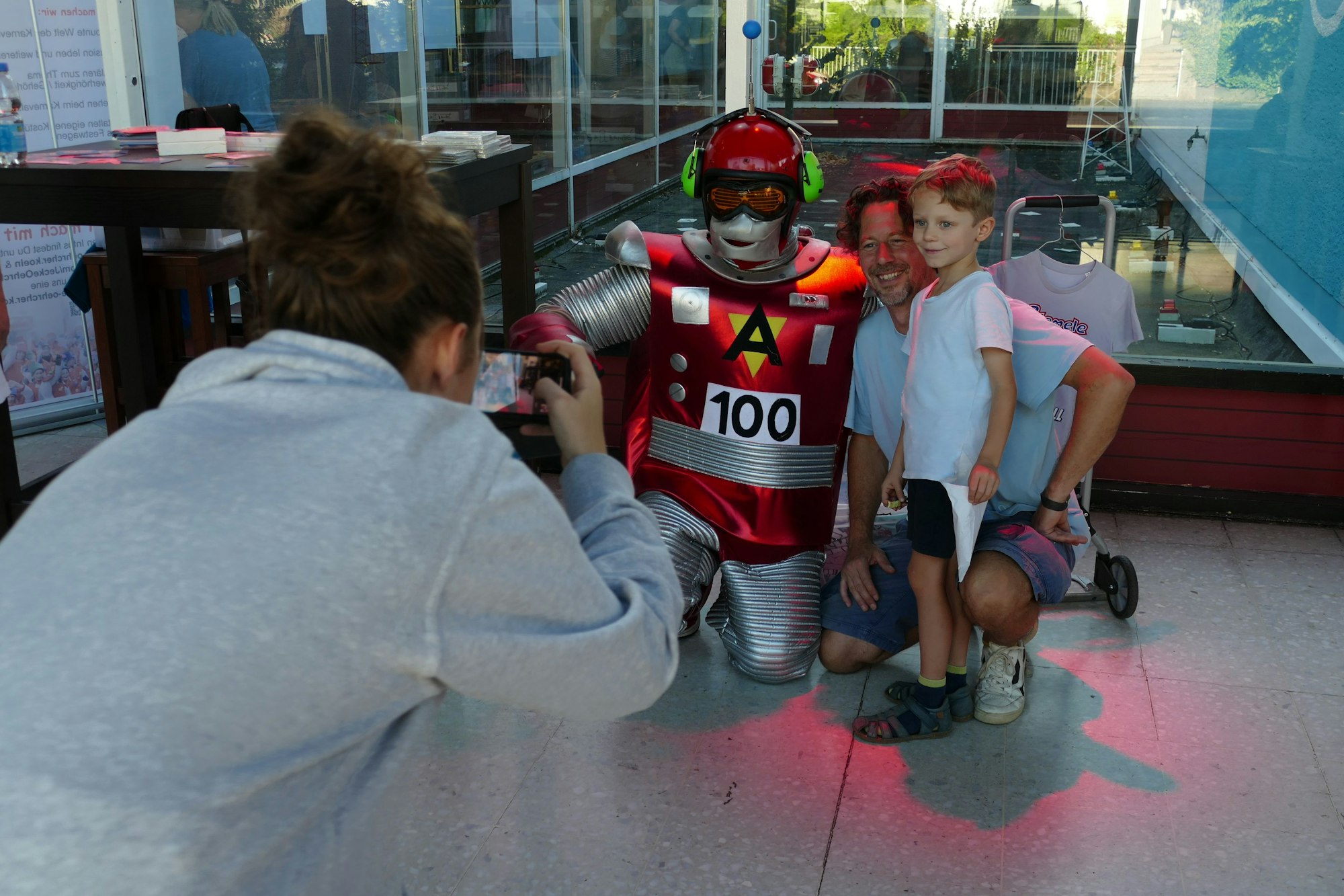 Anton Weber und sein Sohn Nils ließen sich mit Roboter „Arnold 100“, dem Maskottchen der Band Pelemele ablichten.