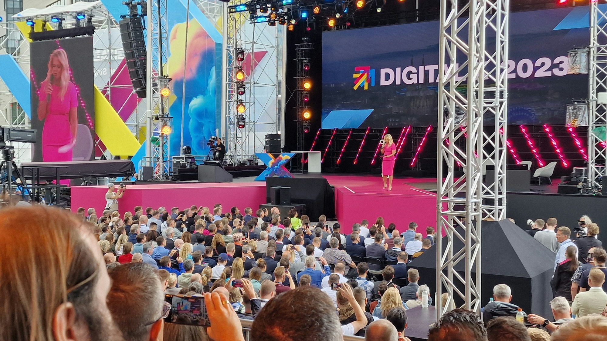 Bühne im MediaPark der Digital X.