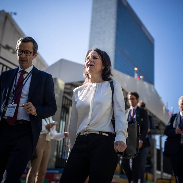 New York: Annalena Baerbock (Bündnis90/Die Grünen), Außenministerin, geht in Begleitung von Mitarbeitern vor der UN nach einem Vorbereitungstreffen der Außenministerinnen und -minister zum „Zukunfts-Gipfel“ bei den Vereinten Nationen VN.