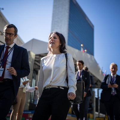 New York: Annalena Baerbock (Bündnis90/Die Grünen), Außenministerin, geht in Begleitung von Mitarbeitern vor der UN nach einem Vorbereitungstreffen der Außenministerinnen und -minister zum „Zukunfts-Gipfel“ bei den Vereinten Nationen VN.