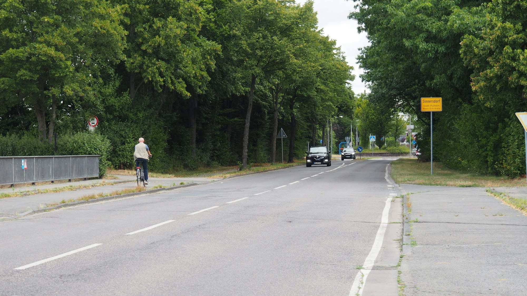 Ein Radler ist auf einem Fahrradweg unterwegs.