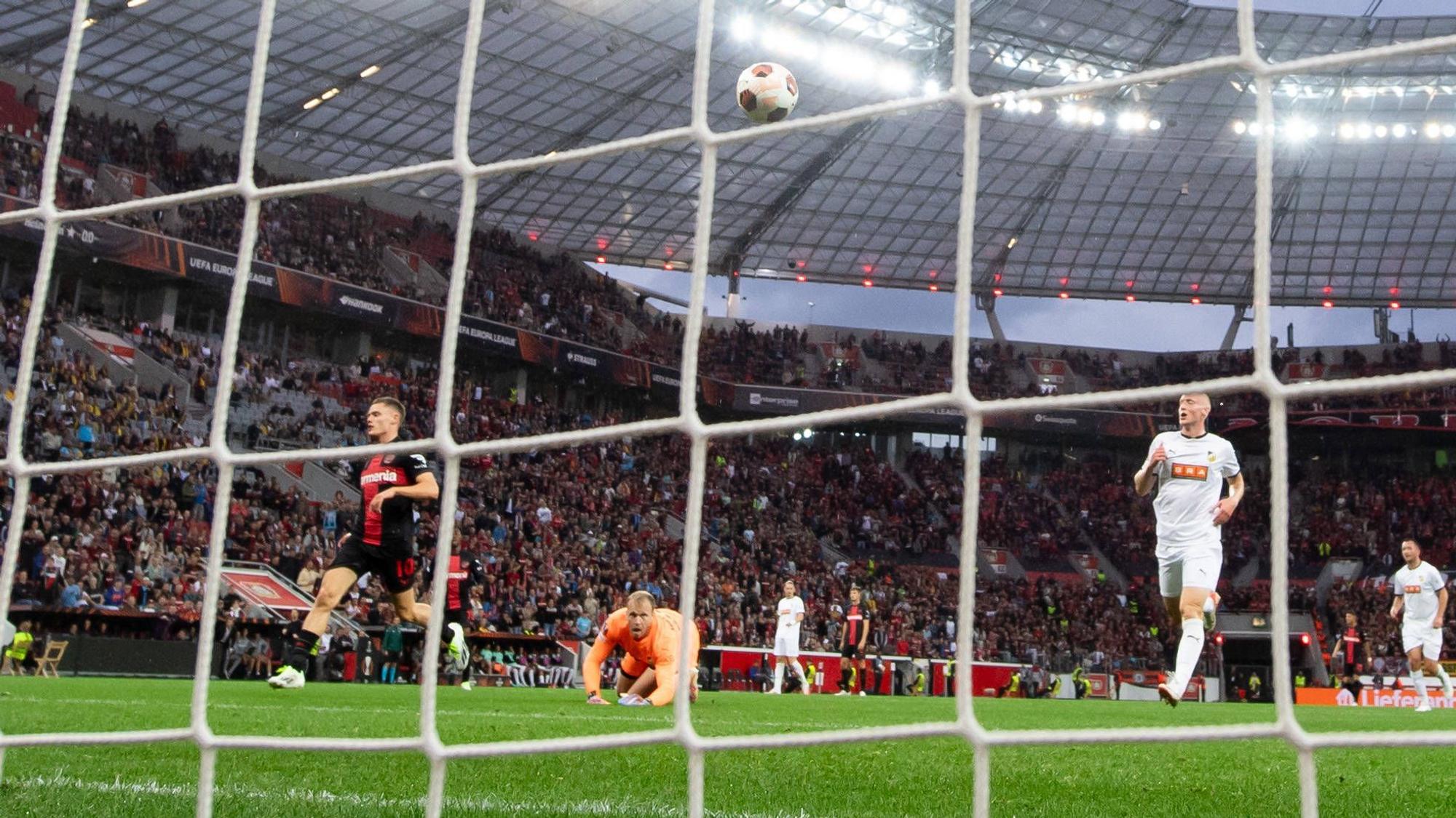 Florian Wirtz eröffnete den Abend mit einem sehr ansehnlichen Lupfer zum 1:0 für Bayer 04 Leverkusen.