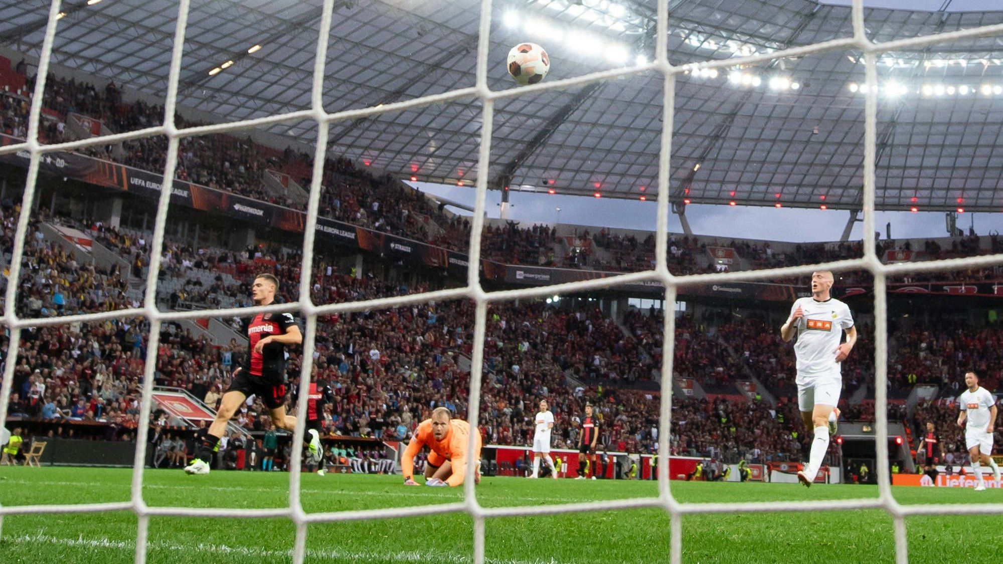 Florian Wirtz eröffnete den Abend mit einem sehr ansehnlichen Lupfer zum 1:0 für Bayer 04 Leverkusen.