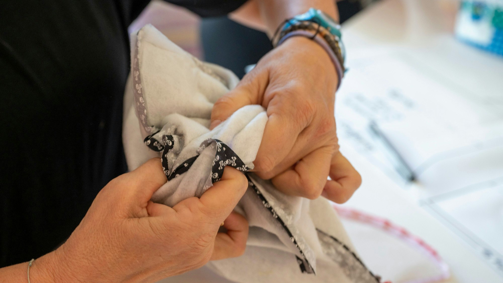 Die Mütze wird nun auf rechts gedreht.