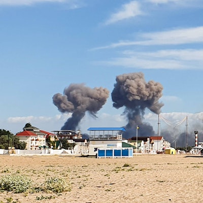 Bereits im August 2022 war der russische Luftwaffenstützpunkt Saki auf der Krim das Ziel eines ukrainischen Großangriffs, der auch den Touristenstränden auf der Halbinsel gut sichtbar war. Nun attackierte den Flugplatz offenbar erneut.
