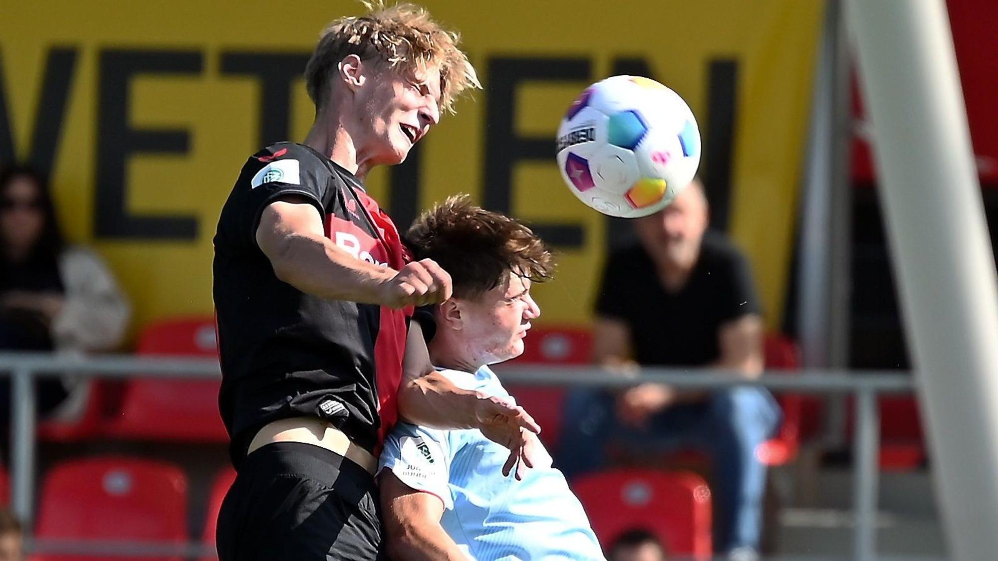 16.09.2023, Fussball-U19-Bayer 04 Leverkusen-1.FC köln
links: Filip Milojevic (Bayer)
rechts: Jaka Cuber Potocnik (Köln)
Foto: Uli Herhaus