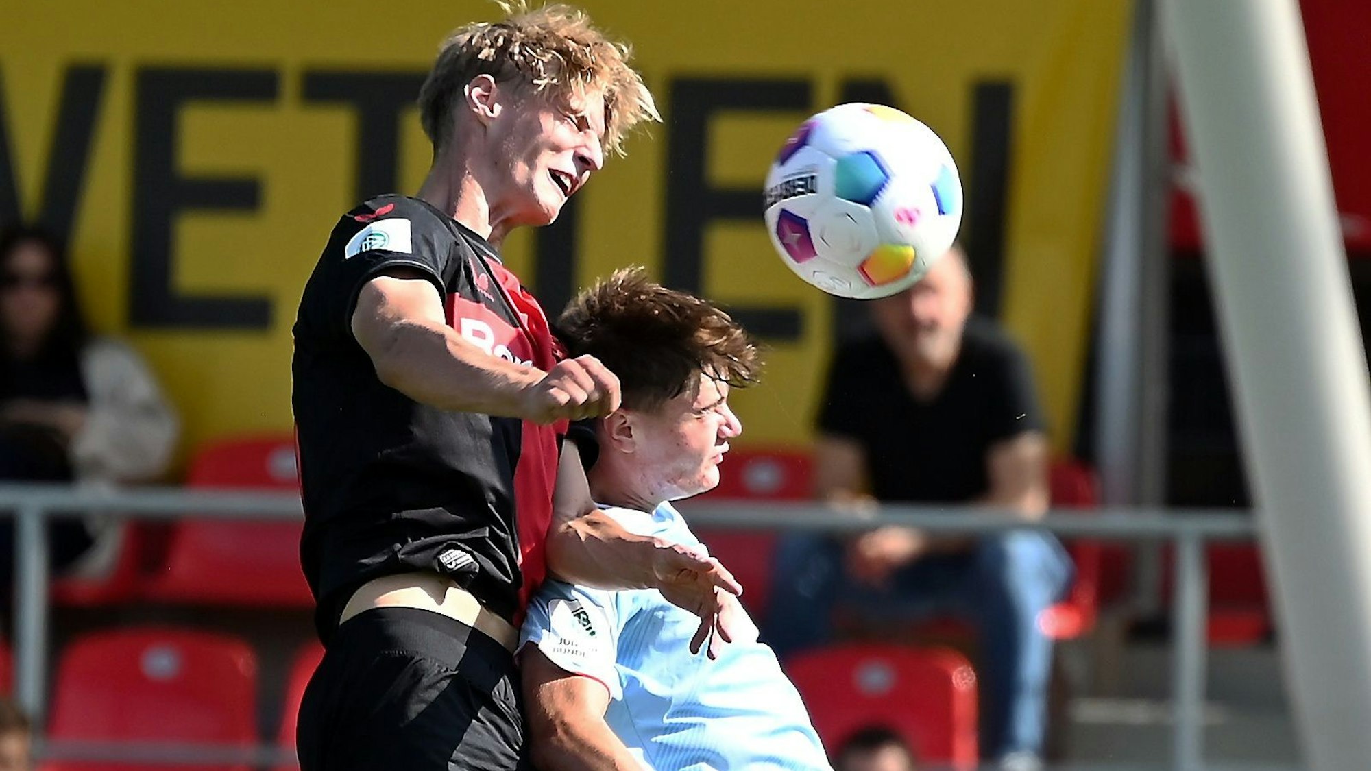 16.09.2023, Fussball-U19-Bayer 04 Leverkusen-1.FC köln
links: Filip Milojevic (Bayer)
rechts: Jaka Cuber Potocnik (Köln)
Foto: Uli Herhaus