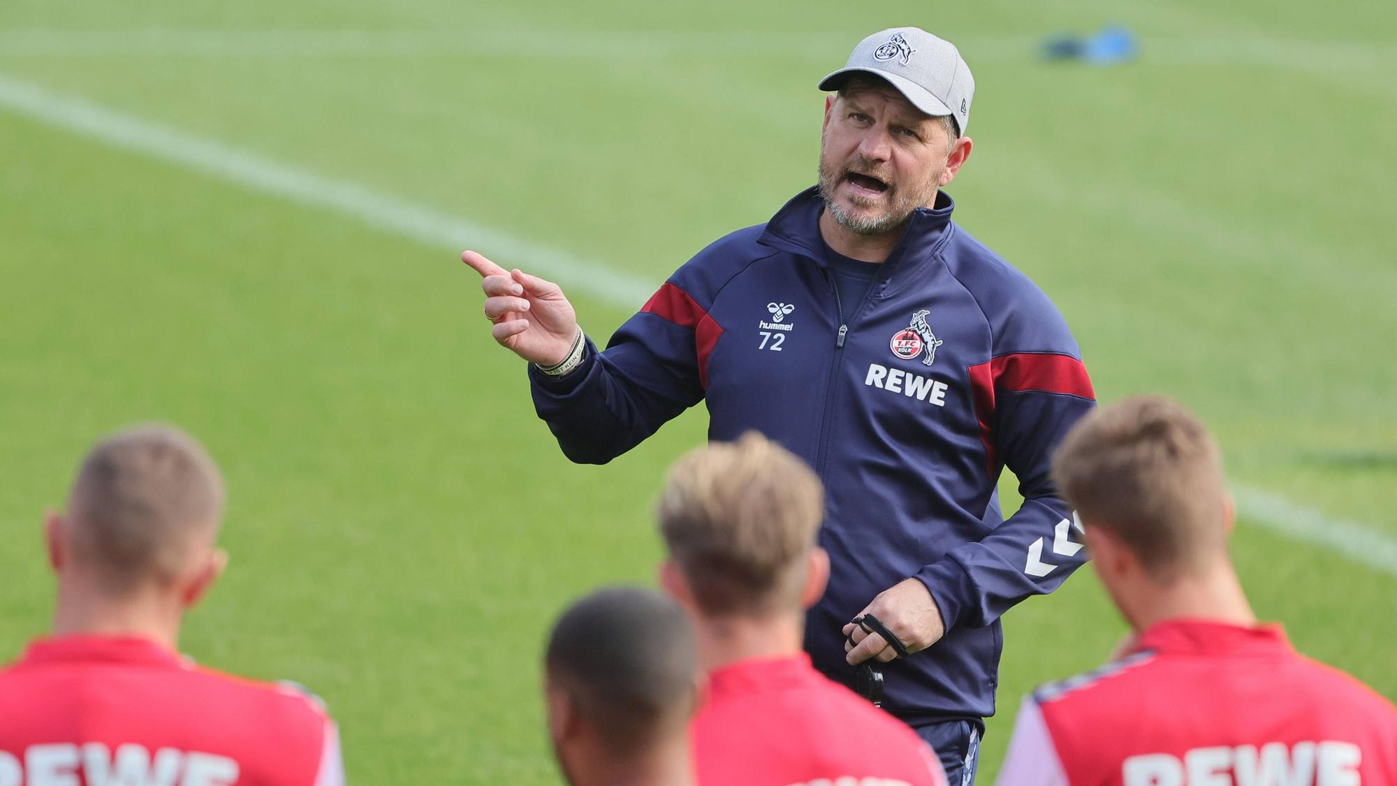 Steffen Baumgart, Trainer des 1. FC Köln, bei einer Ansprache an seine Spieler. (Archivbild)