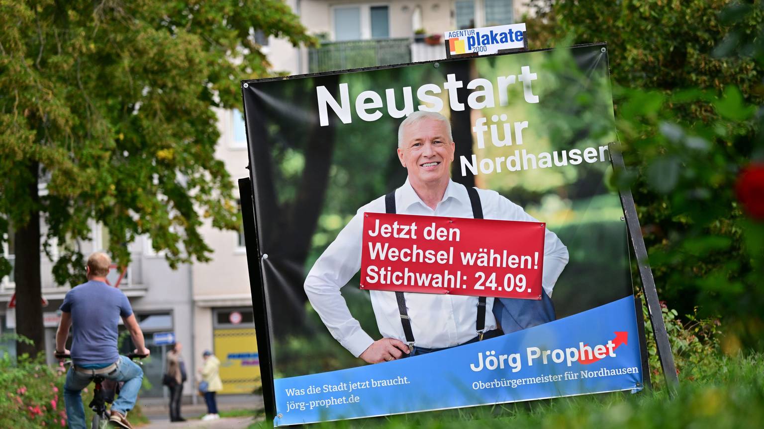 Ein Wahlplakat von Jörg Prophet, AfD-Kandidat für die Oberbürgermeister-Wahl in Nordhausen, steht in der Innenstadt von Nordhausen.