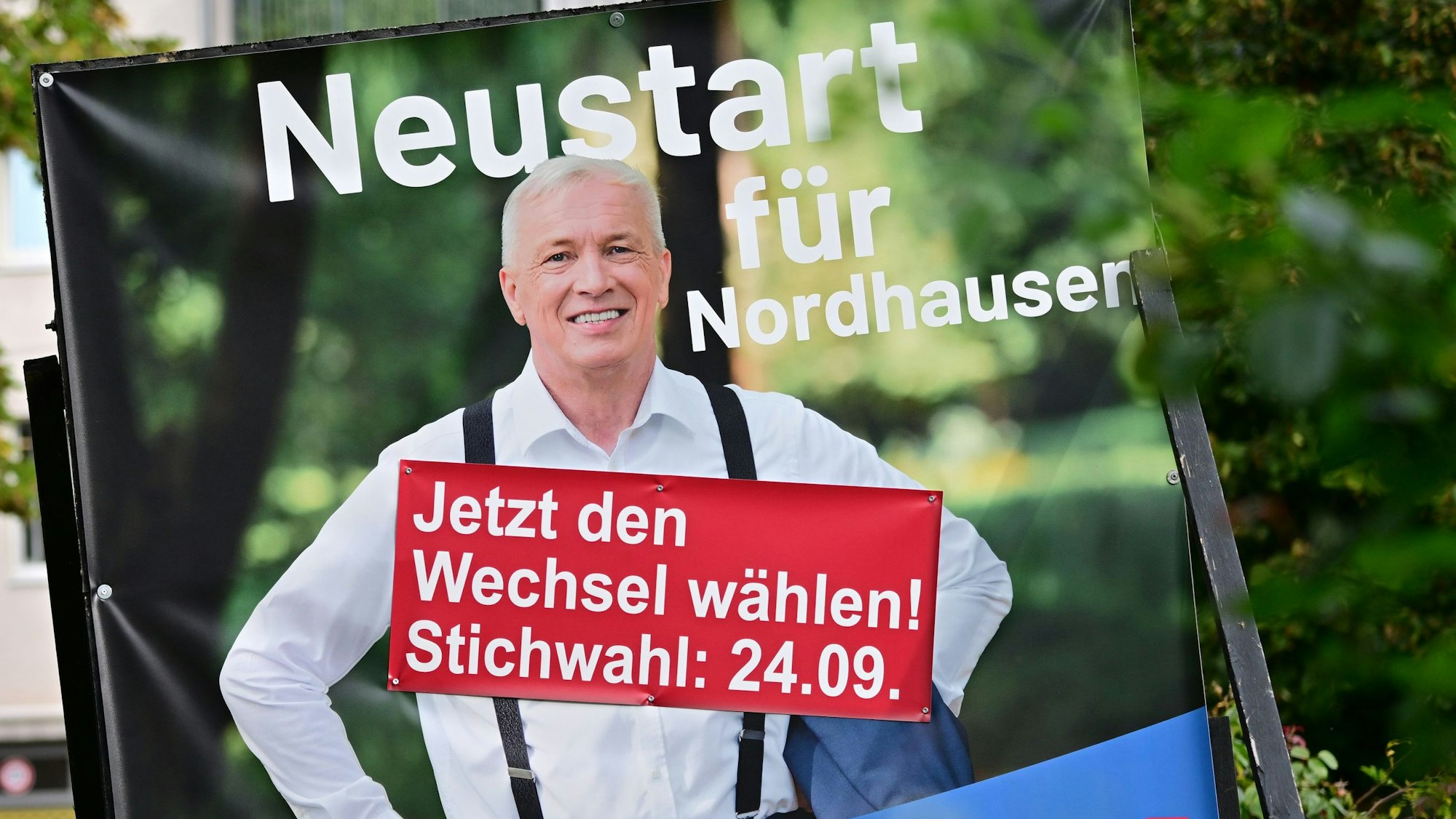 Ein Wahlplakat von Jörg Prophet, AfD-Kandidat für die Oberbürgermeister-Wahl in Nordhausen, steht in der Innenstadt von Nordhausen.