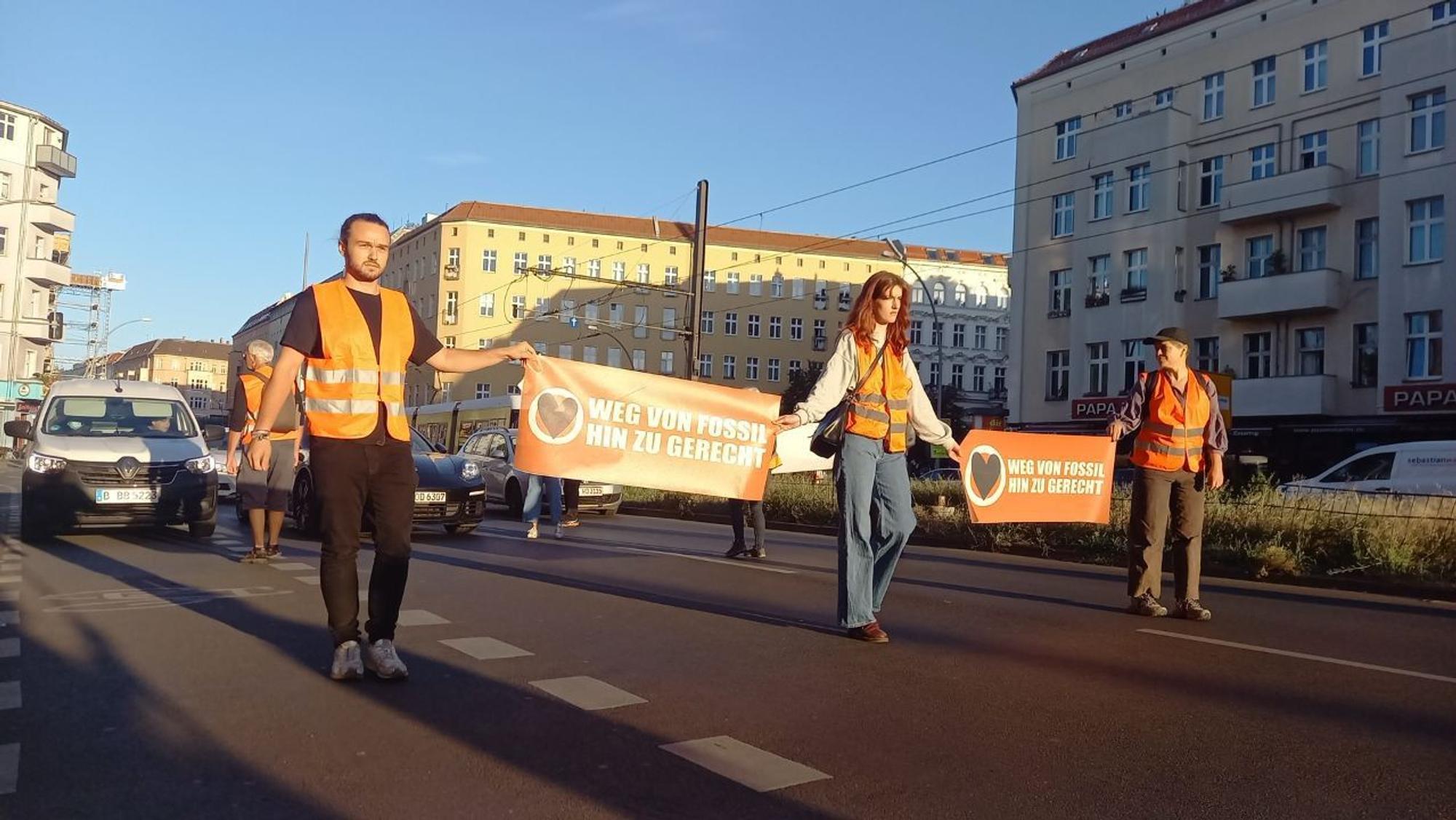 Die Letzte Generation hat mit einer neuen Protestform begonnen: Bei den Laufblockaden marschieren die Klimaaktivisten in Schritttempo über Straßen und blockieren so den Verkehr.