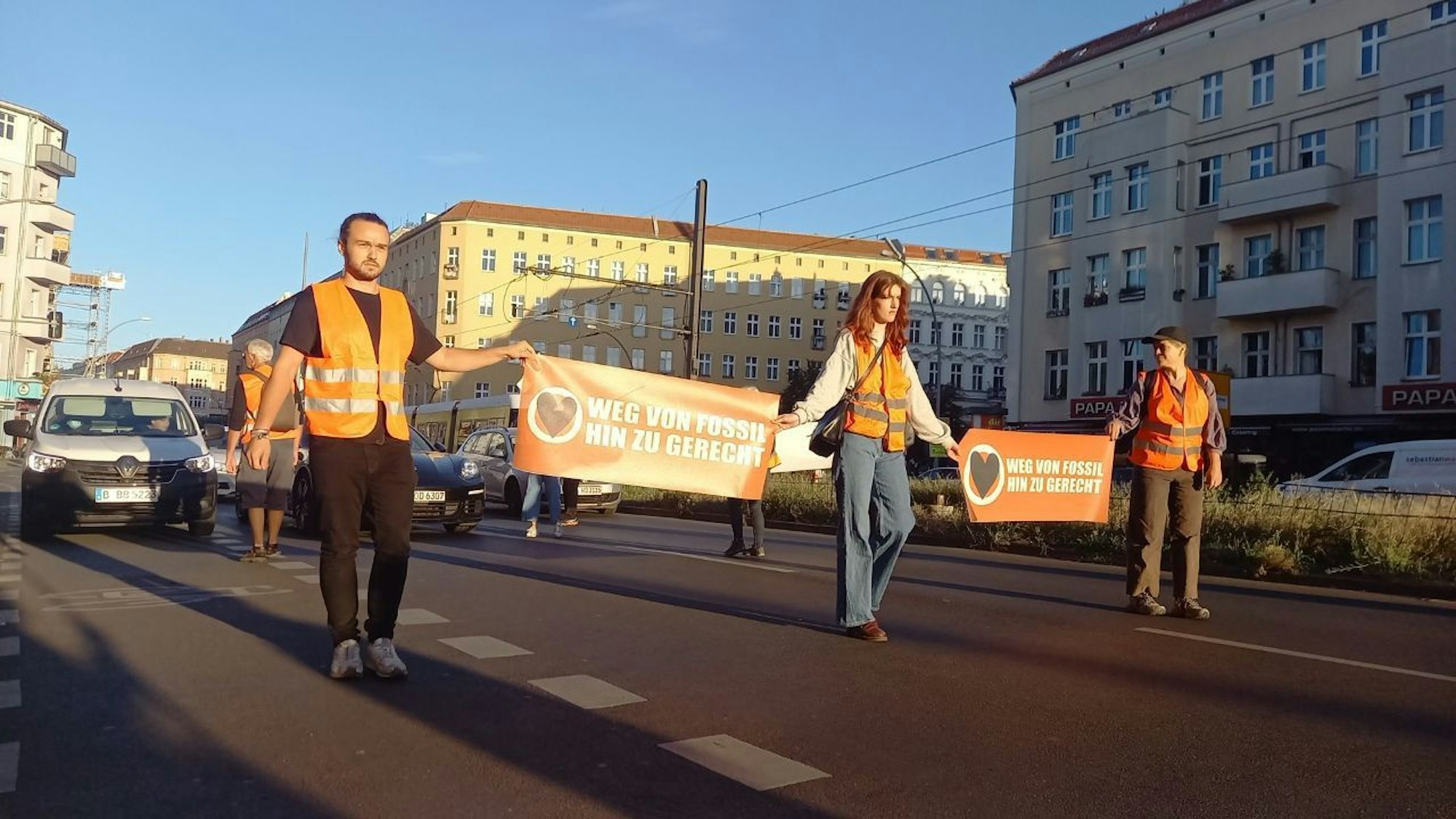 Die Letzte Generation hat mit einer neuen Protestform begonnen: Bei den Laufblockaden marschieren die Klimaaktivisten in Schritttempo über Straßen und blockieren so den Verkehr.