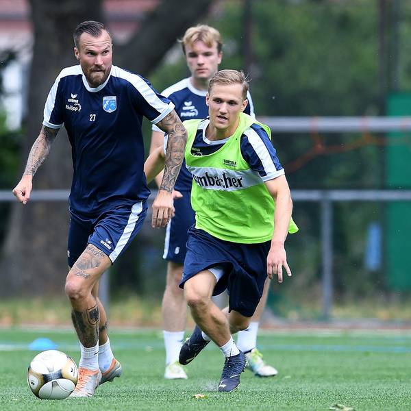 Kevin Großkreutz (l) beim Trainingsauftakt vom SV Wacker Obercastrop (Westfalenliga 2) in der Erin-Kampfbahn in Castrop-Rauxel.