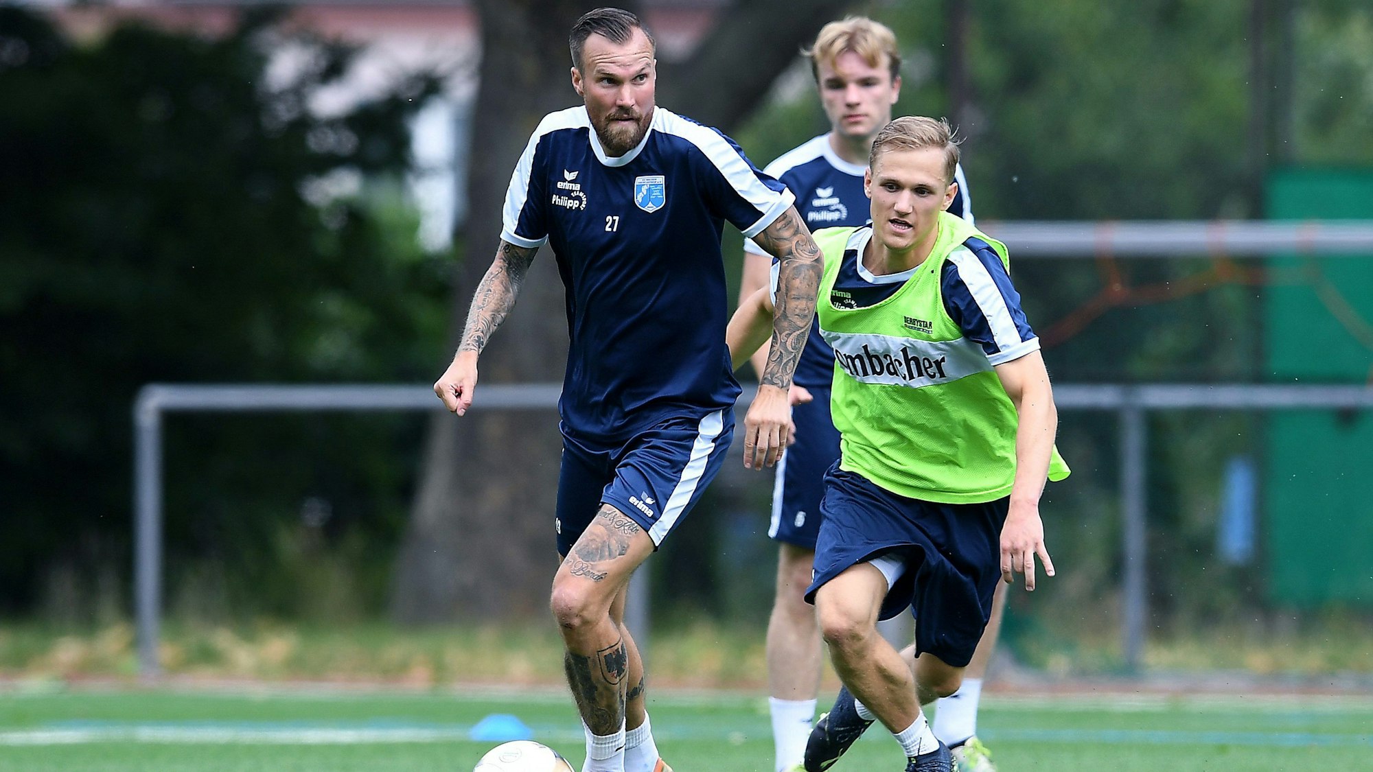 Kevin Großkreutz (l) beim Trainingsauftakt vom SV Wacker Obercastrop (Westfalenliga 2) in der Erin-Kampfbahn in Castrop-Rauxel.
