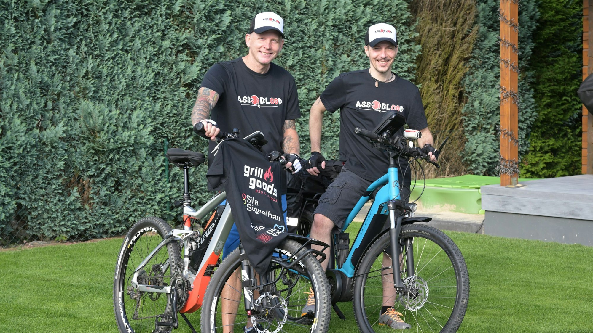 Zwei Männer mit Pedelecs.