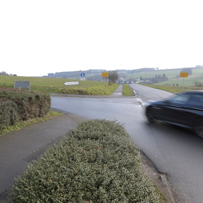 Kreuzung vor dem Ortseingang von Altenrath, links geht es zur Jugendherberge.