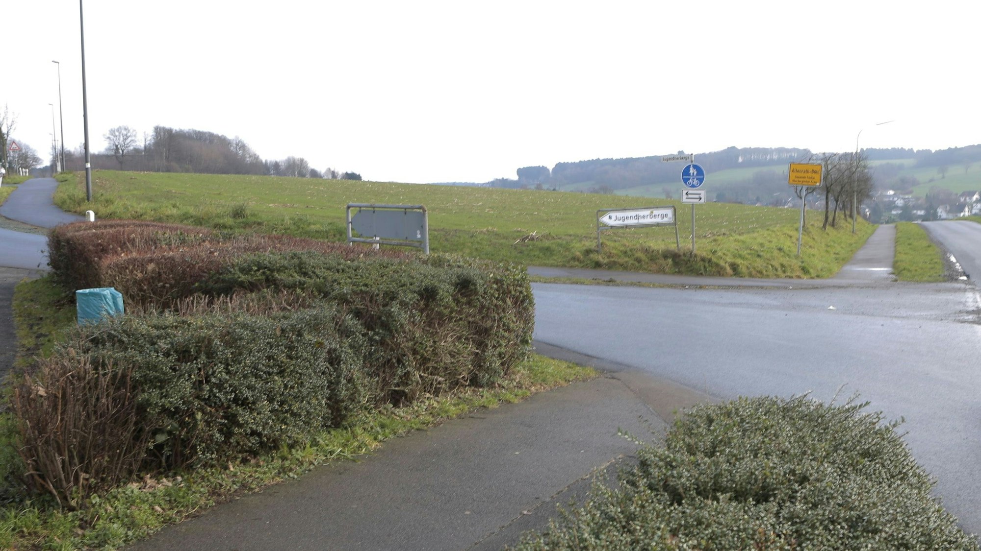 Kreuzung vor dem Ortseingang von Altenrath, links geht es zur Jugendherberge.