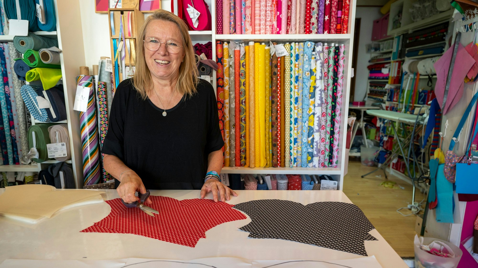 Stefanie Walter zeigt ihre ausgeschnittenen Stoffe.