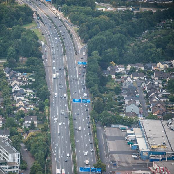 Die Autobahn 3 in Leverkusen: Auch sie soll deutlich breiter werden.