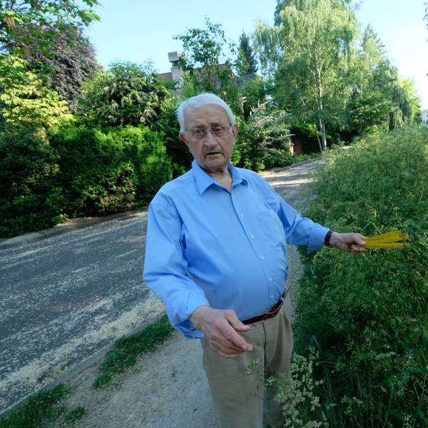 Das Foto zeigt Heinz Küpper bei einem Ortstermin in Lechenich.