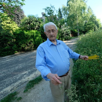 Das Foto zeigt Heinz Küpper bei einem Ortstermin in Lechenich.