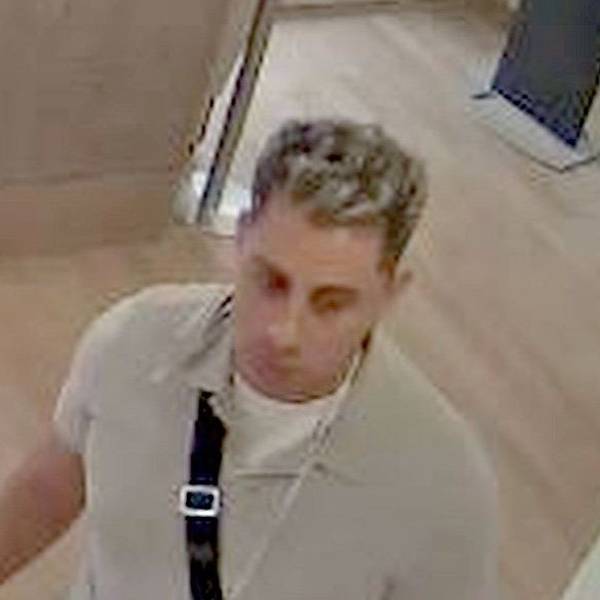 Diese verdächtige Person sucht die Polizei nach einem Trickdiebstahl in Bonn.
