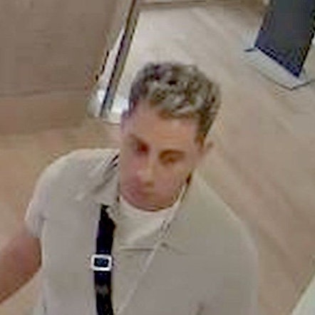 Diese verdächtige Person sucht die Polizei nach einem Trickdiebstahl in Bonn.