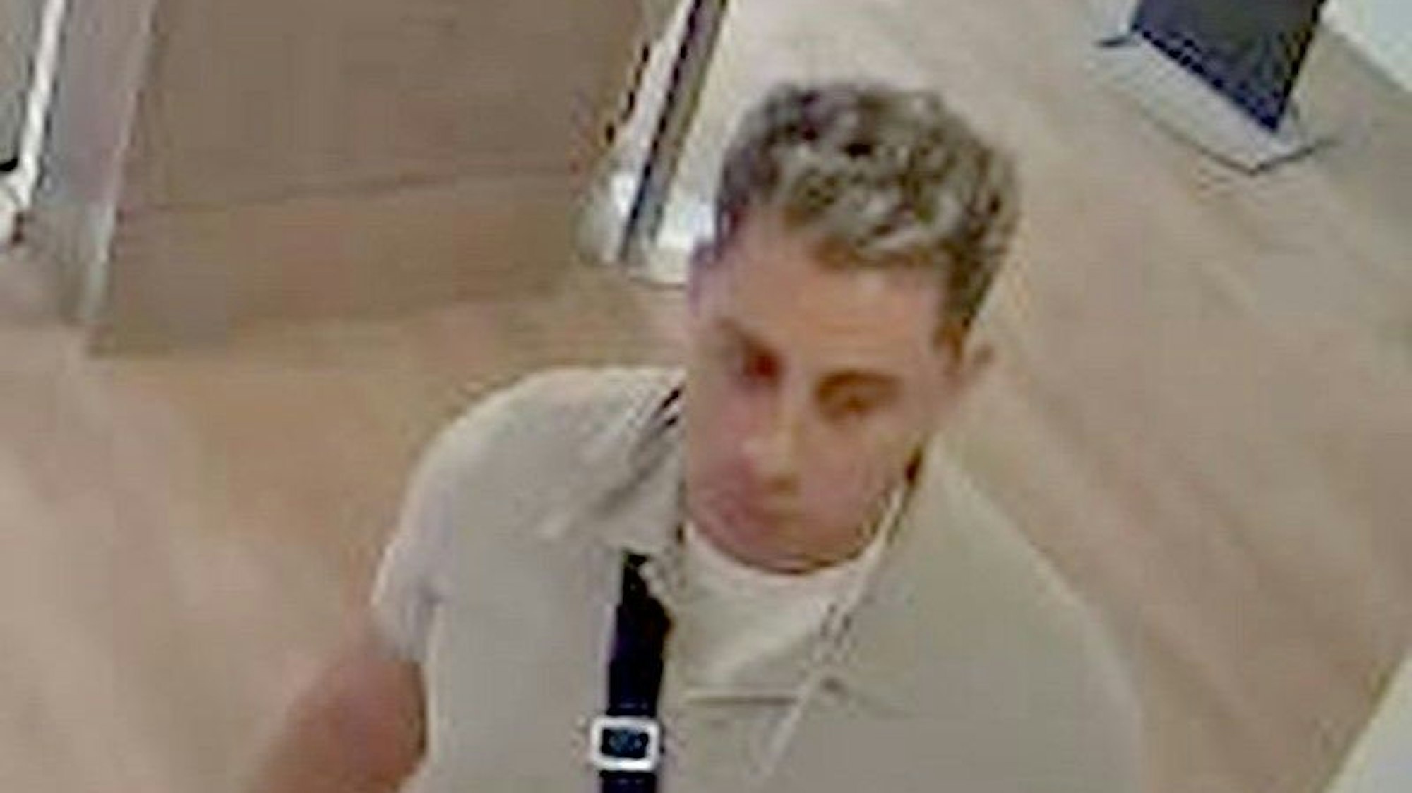 Diese verdächtige Person sucht die Polizei nach einem Trickdiebstahl in Bonn.