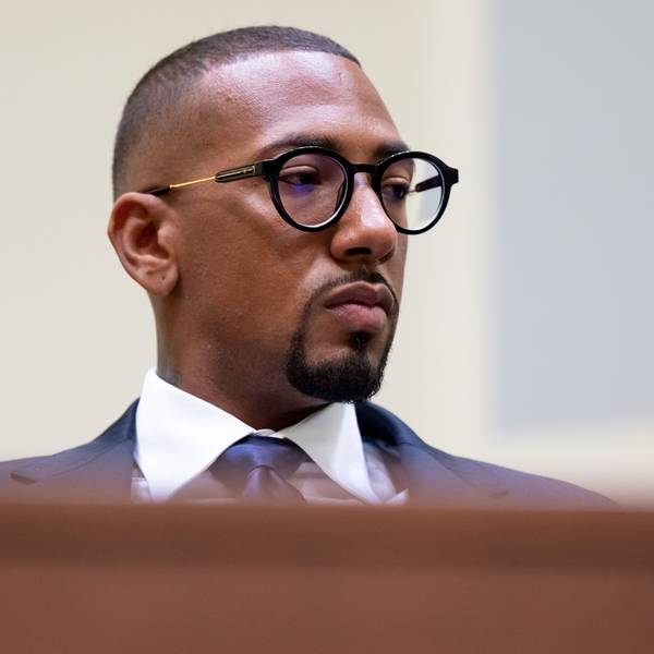 Der Fußball-Profi und ehemalige Nationalspieler Jérôme Boateng kommt zu Beginn der Fortsetzung im Berufungsprozess in den Gerichtssaal des Landgerichts München I.