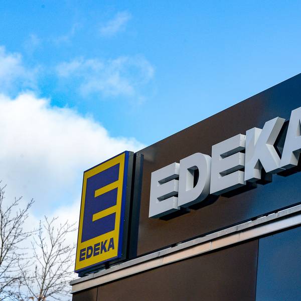 Das Logo von Lebensmittelhändler Edeka ist an einem Supermarkt zu sehen.