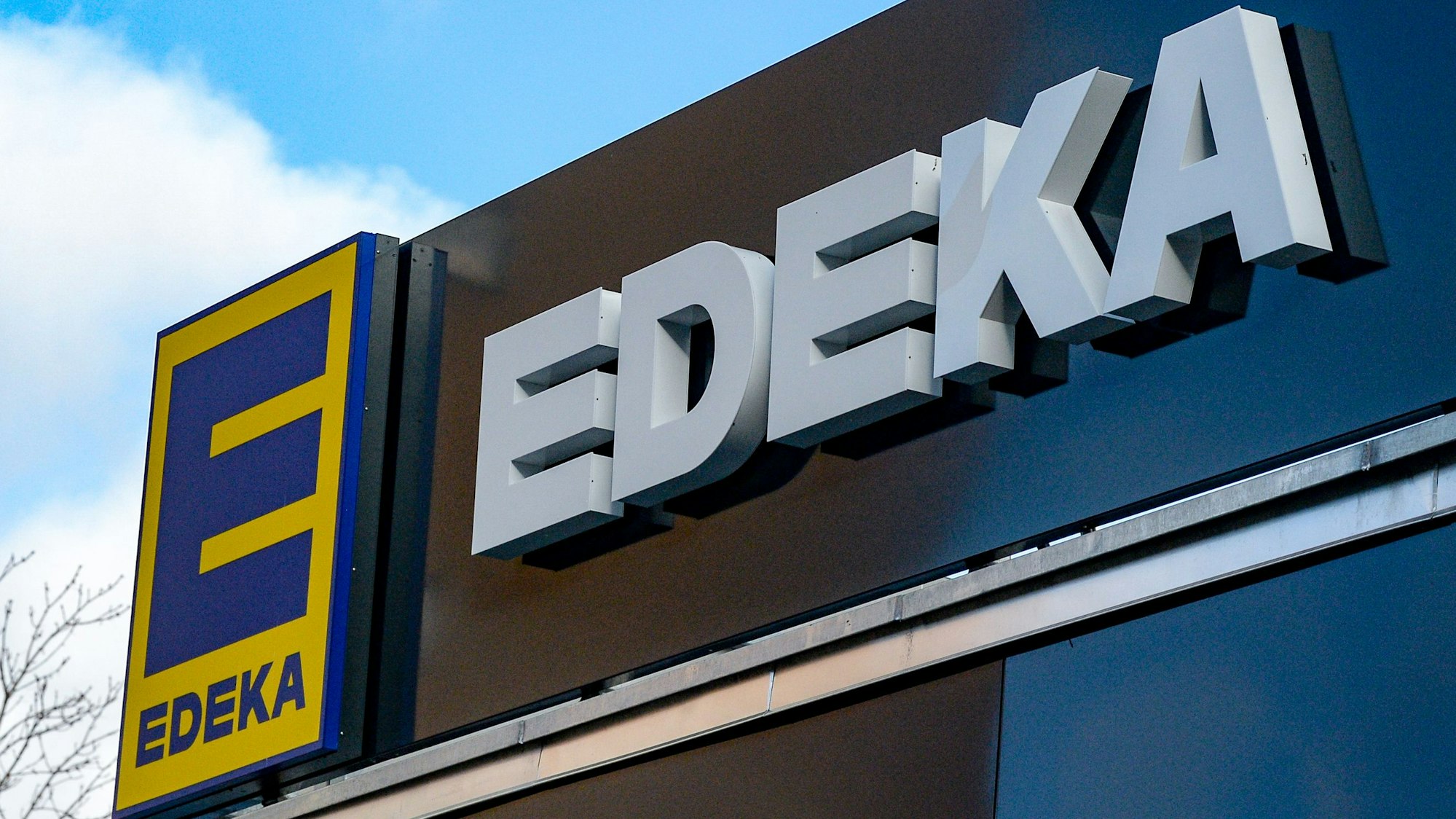 Das Logo von Lebensmittelhändler Edeka ist an einem Supermarkt zu sehen.