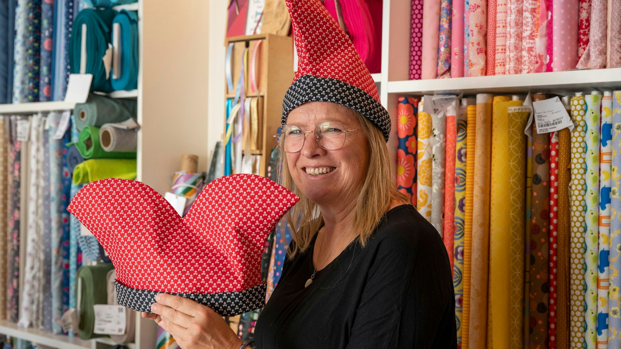 Stefanie Walter präsentiert ihre selbstgenähte Narrenkappe mit Totenkopfmuster.