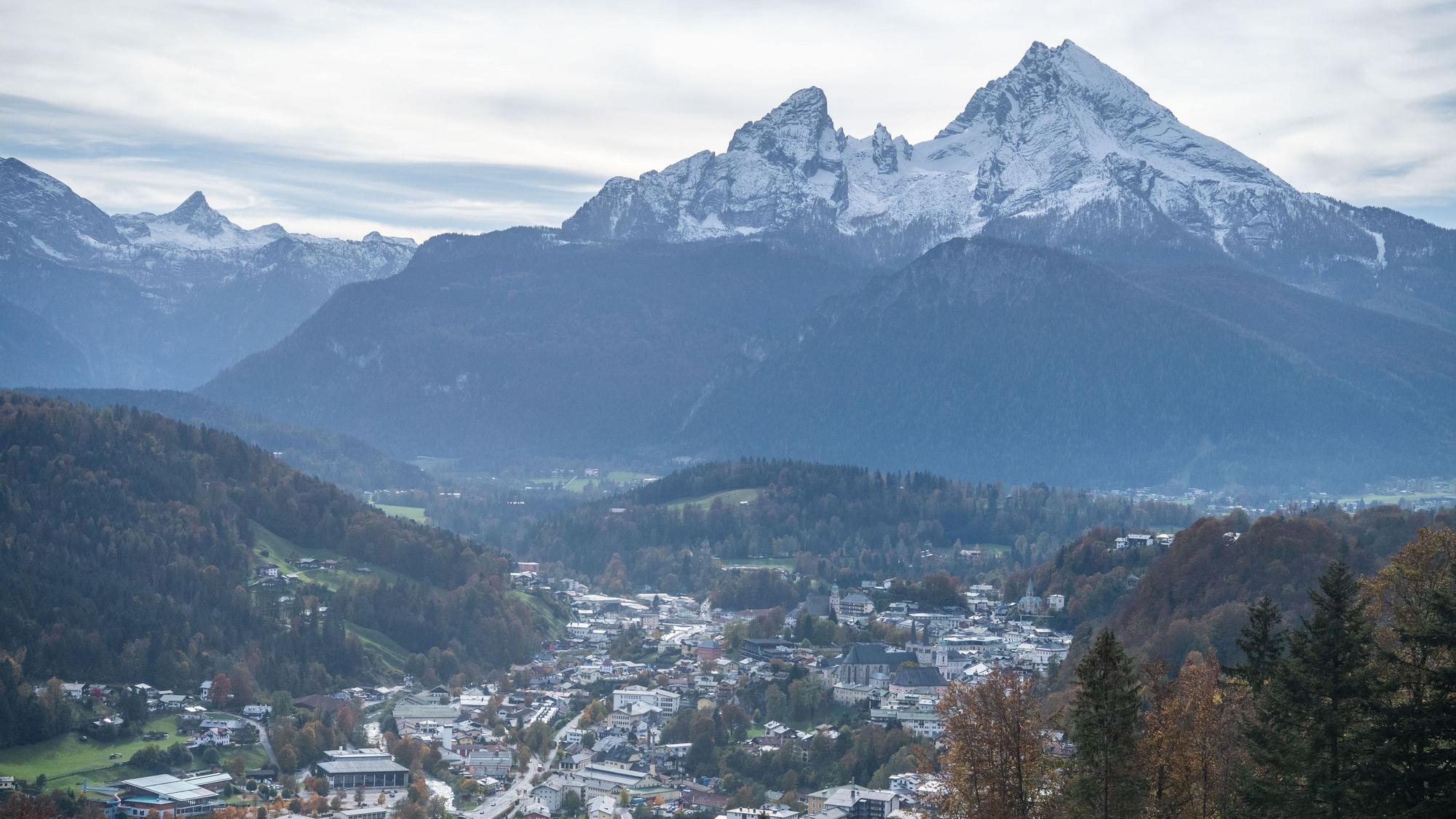 Der bayerische Markt Berchtesgaden ist unmittelbar vor dem Watzmann zu sehen, dessen Spitze mit Schnee bedeckt ist. (Symbolbild)
