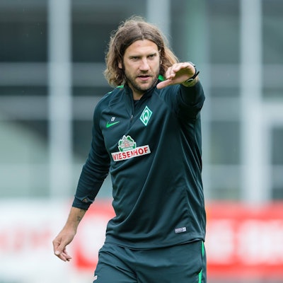Torsten Frings, Co-Trainer beim SV Werder Bremen, gibt im Juli 2016 im Trainingslager im Zillertal Anweisungen.