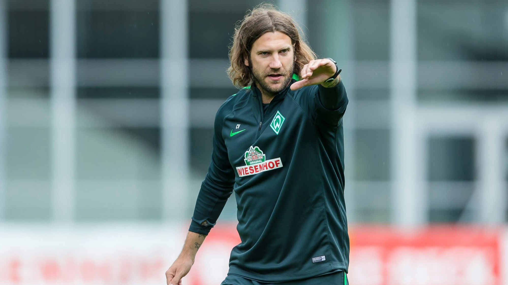 Torsten Frings, Co-Trainer beim SV Werder Bremen, gibt im Juli 2016 im Trainingslager im Zillertal Anweisungen.