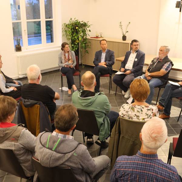 Eine Diskussionsrunde vor Publikum.