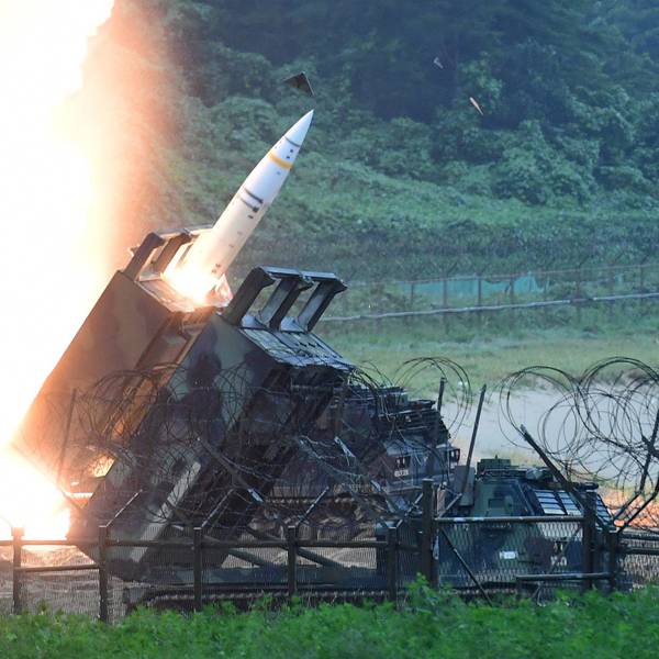 Eine Einheit der 8. US Armee feuert eine Artillerie-Kurzstreckenrakete vom Typ ATACMS ab.