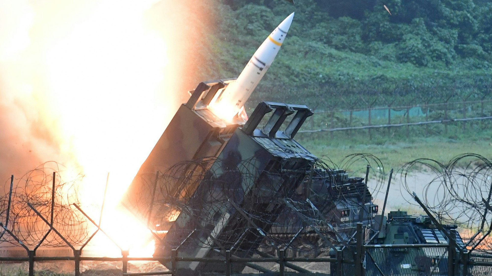 Eine Einheit der 8. US Armee feuert eine Artillerie-Kurzstreckenrakete vom Typ ATACMS ab.