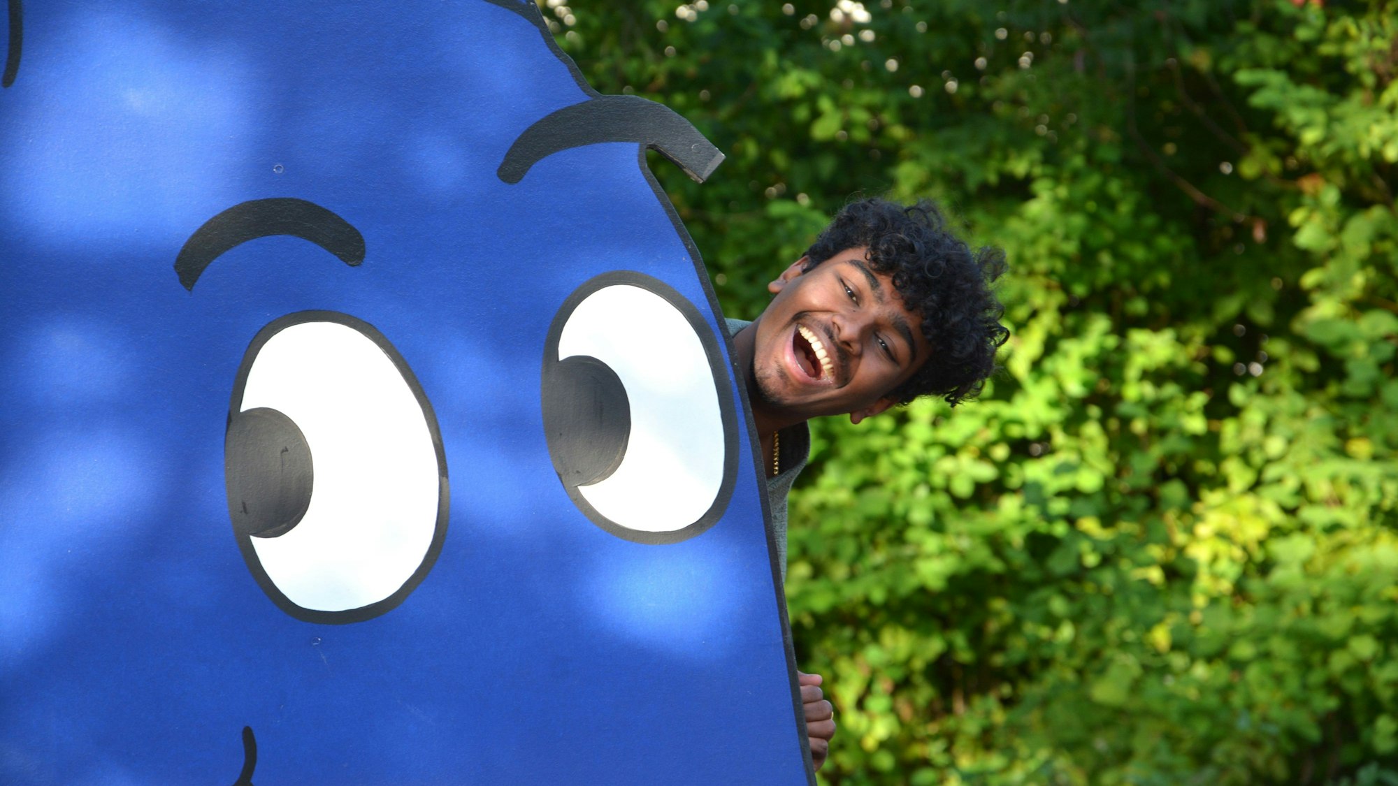 Rohit Narayanan mit einer Figur des Elefanten.