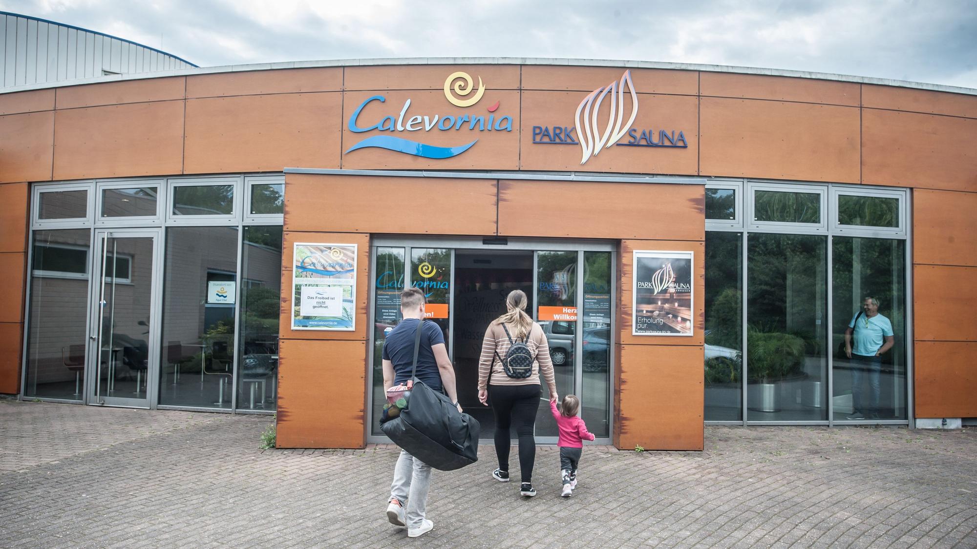 Eine Familie betritt das Freizeitbad Calevornia.