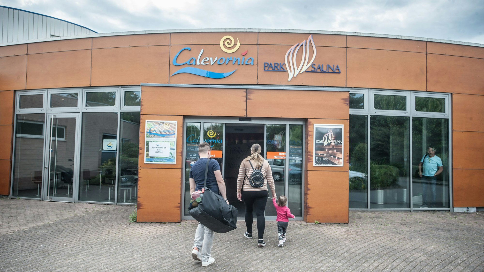 Eine Familie betritt das Freizeitbad Calevornia.