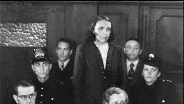 Giftmörderin Irmgard Swinka muss sich vor dem Kölner Landgericht verantworten. Um sie herum sitzen Justizbeamte, vor ihr die Rechtsanwältin Elsbeth van Ameln.
